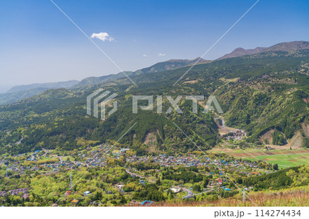 （静岡県）大室山から眺める池盆地と天城連山 114274434