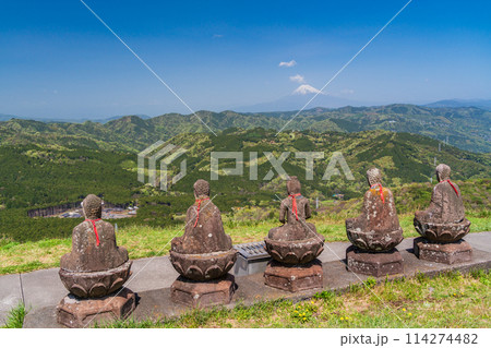 （静岡県）大室山・山頂の五知如来地蔵尊と富士山 114274482
