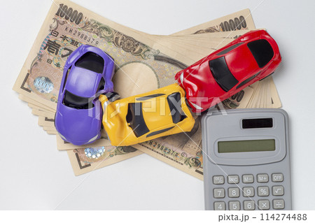 事故でボディーが変形したミニカーとお金 114274488