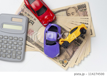 事故でボディーが変形したミニカーとお金 事故でボディーが変形したミニカーとお金 114274500