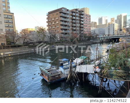川に停泊するしている小さな船 川に停泊するしている小さな船 114274522