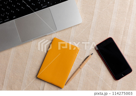 スマホとパソコンとノート 114275003