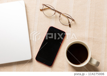 眼鏡とノートパソコンとスマホとコーヒー 眼鏡とノートパソコンとスマホとコーヒー 114275006