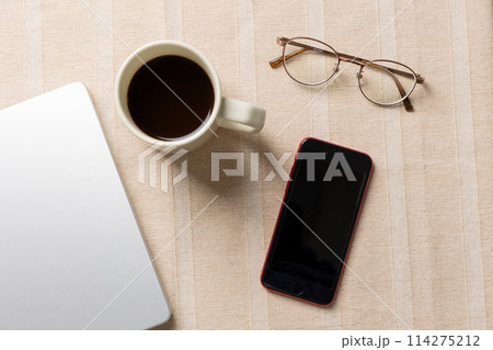 スマホとノートパソコンと眼鏡 114275212