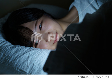ベッドで自分時間を過ごす若い女性 114275263