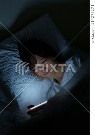 ベッドで自分時間を過ごす若い女性 ベッドで自分時間を過ごす若い女性 114275271