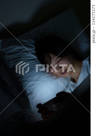 ベッドで自分時間を過ごす若い女性 114275273