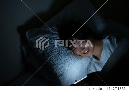 ベッドで自分時間を過ごす若い女性 ベッドで自分時間を過ごす若い女性 114275281