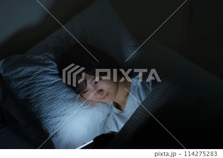 ベッドで自分時間を過ごす若い女性 114275283