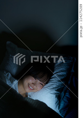 ベッドで自分時間を過ごす若い女性 114275289