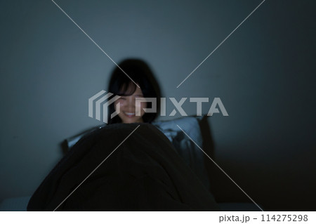 ベッドで自分時間を過ごす若い女性 ベッドで自分時間を過ごす若い女性 114275298