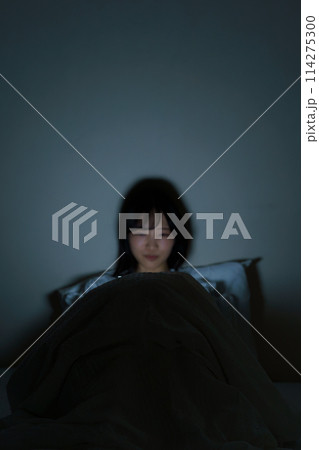 ベッドで自分時間を過ごす若い女性 ベッドで自分時間を過ごす若い女性 114275300
