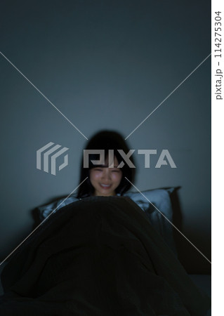 ベッドで自分時間を過ごす若い女性 114275304