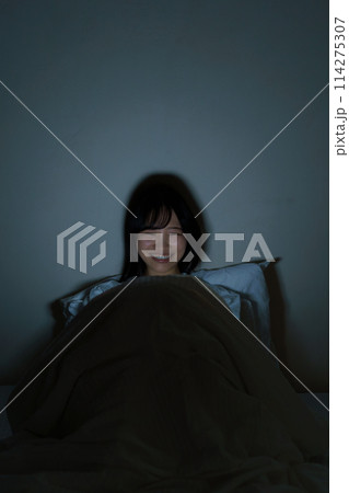 ベッドで自分時間を過ごす若い女性 ベッドで自分時間を過ごす若い女性 114275307