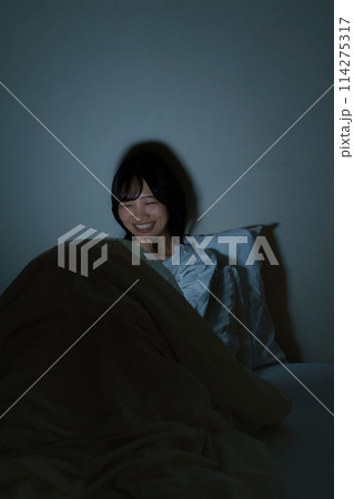 ベッドで自分時間を過ごす若い女性 ベッドで自分時間を過ごす若い女性 114275317