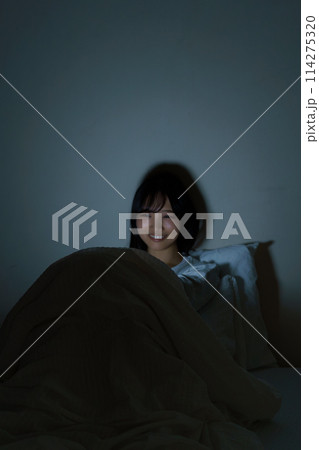 ベッドで自分時間を過ごす若い女性 114275320