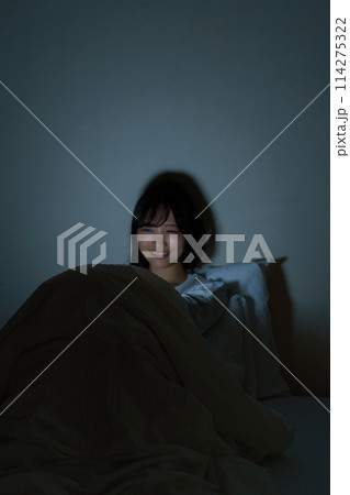 ベッドで自分時間を過ごす若い女性 ベッドで自分時間を過ごす若い女性 114275322