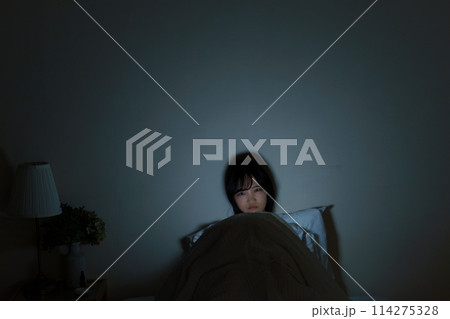 ベッドで自分時間を過ごす若い女性 ベッドで自分時間を過ごす若い女性 114275328