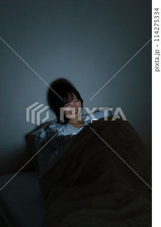 ベッドで自分時間を過ごす若い女性 114275334