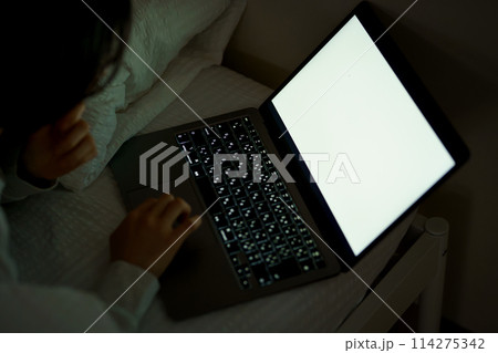 ベッドで自分時間を過ごす若い女性 ベッドで自分時間を過ごす若い女性 114275342