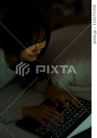 ベッドで自分時間を過ごす若い女性 114275348