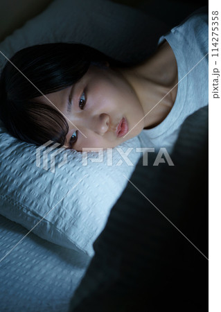 ベッドで自分時間を過ごす若い女性 ベッドで自分時間を過ごす若い女性 114275358