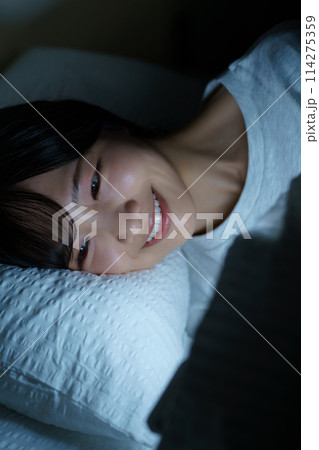 ベッドで自分時間を過ごす若い女性 114275359