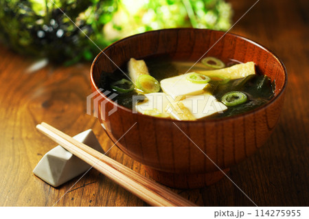 豆腐とわかめの味噌汁 114275955