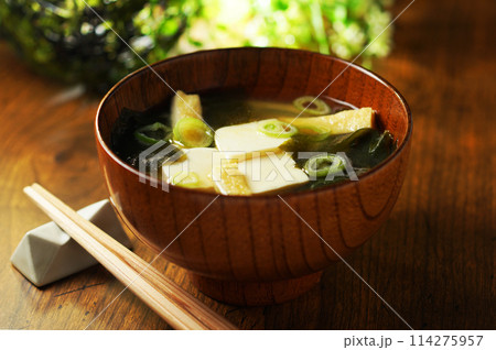 豆腐とわかめの味噌汁 114275957