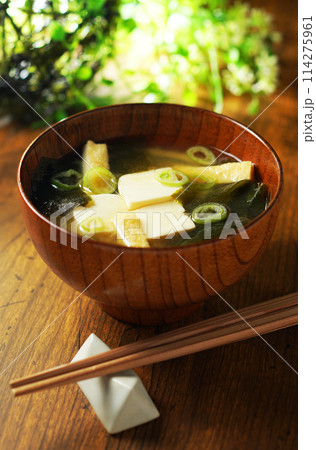 豆腐とわかめの味噌汁 114275961