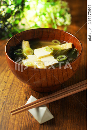 豆腐とわかめの味噌汁 豆腐とわかめの味噌汁 114275963