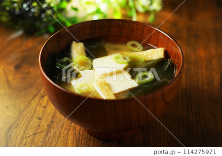 豆腐とわかめの味噌汁 豆腐とわかめの味噌汁 114275971