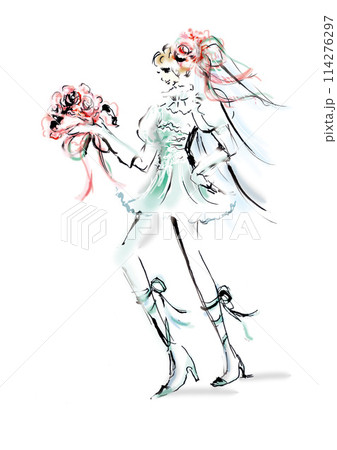 ミニスカートのウエディングドレスを着てブーケを差し出している横から見た女性 114276297