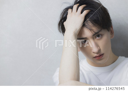 白いTシャツの男性 114276545