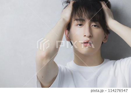 白いTシャツの男性 114276547