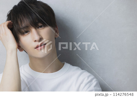 白いTシャツの男性 114276548