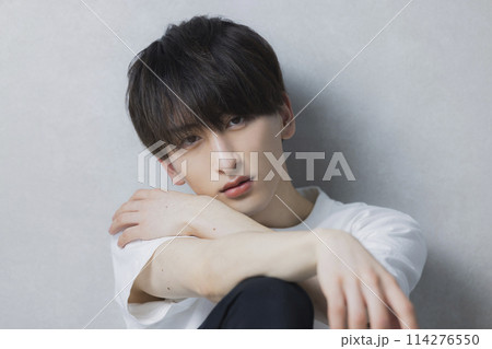 白いTシャツの男性 114276550