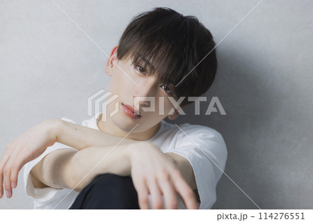 白いTシャツの男性 白いTシャツの男性 114276551