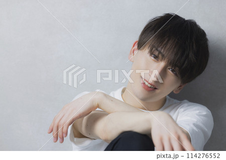 白いTシャツの男性 白いTシャツの男性 114276552