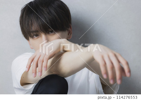 白いTシャツの男性 白いTシャツの男性 114276553