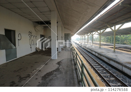 タイ　廃れた駅舎 114276588