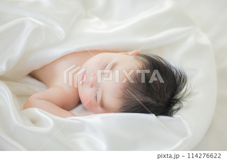 白い布に包まれて寝ている赤ちゃん 白い布に包まれて寝ている赤ちゃん 114276622