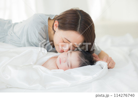 白い布に包まれて寝ている赤ちゃん 白い布に包まれて寝ている赤ちゃん 114276740