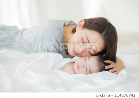 白い布に包まれて寝ている赤ちゃん 114276742