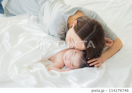 白い布に包まれて寝ている赤ちゃん 114276746
