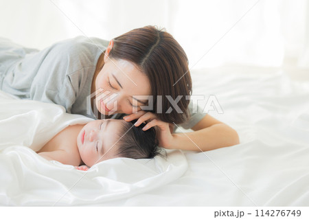 白い布に包まれて寝ている赤ちゃん 白い布に包まれて寝ている赤ちゃん 114276749