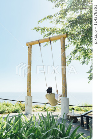 《静岡県》　熱海のACAO FOREST　SNS映えスポット　空飛ぶブランコを楽しむ女性 114276861