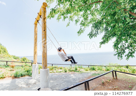 《静岡県》　熱海のACAO FOREST　SNS映えスポット　空飛ぶブランコを楽しむ男性 114276977