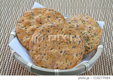 ざるに入れた胡麻煎餅3枚 114277084