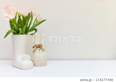 bouquet of tulips and Easter bunny on white table. copy space 114277398